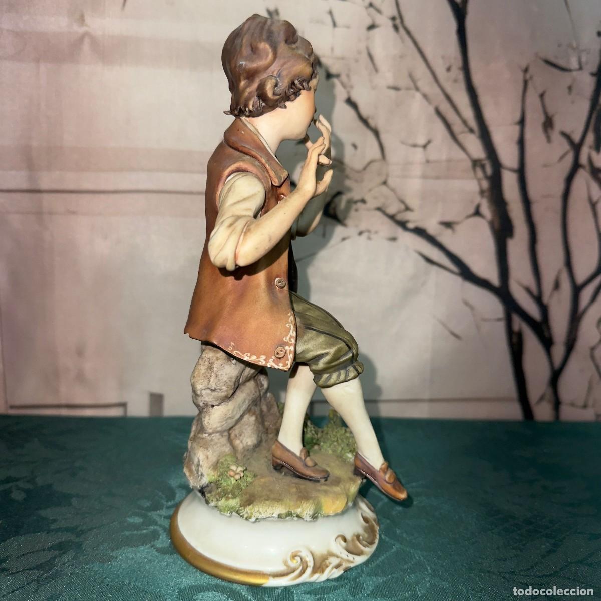 Antig&uuml;edades: Figura decorativa de porcelana o cer&aacute;mica pintada a mano y firmada