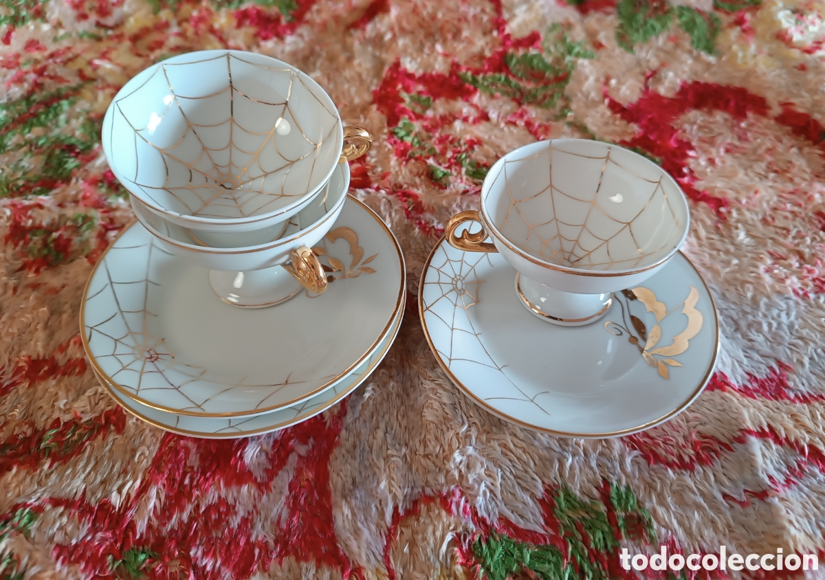 Antig&uuml;edades: Juego Porcelana 3 TAZAS + 3 PLATOS, pintadas en dorado Mariposas y curiosaTela Ara&ntilde;a.