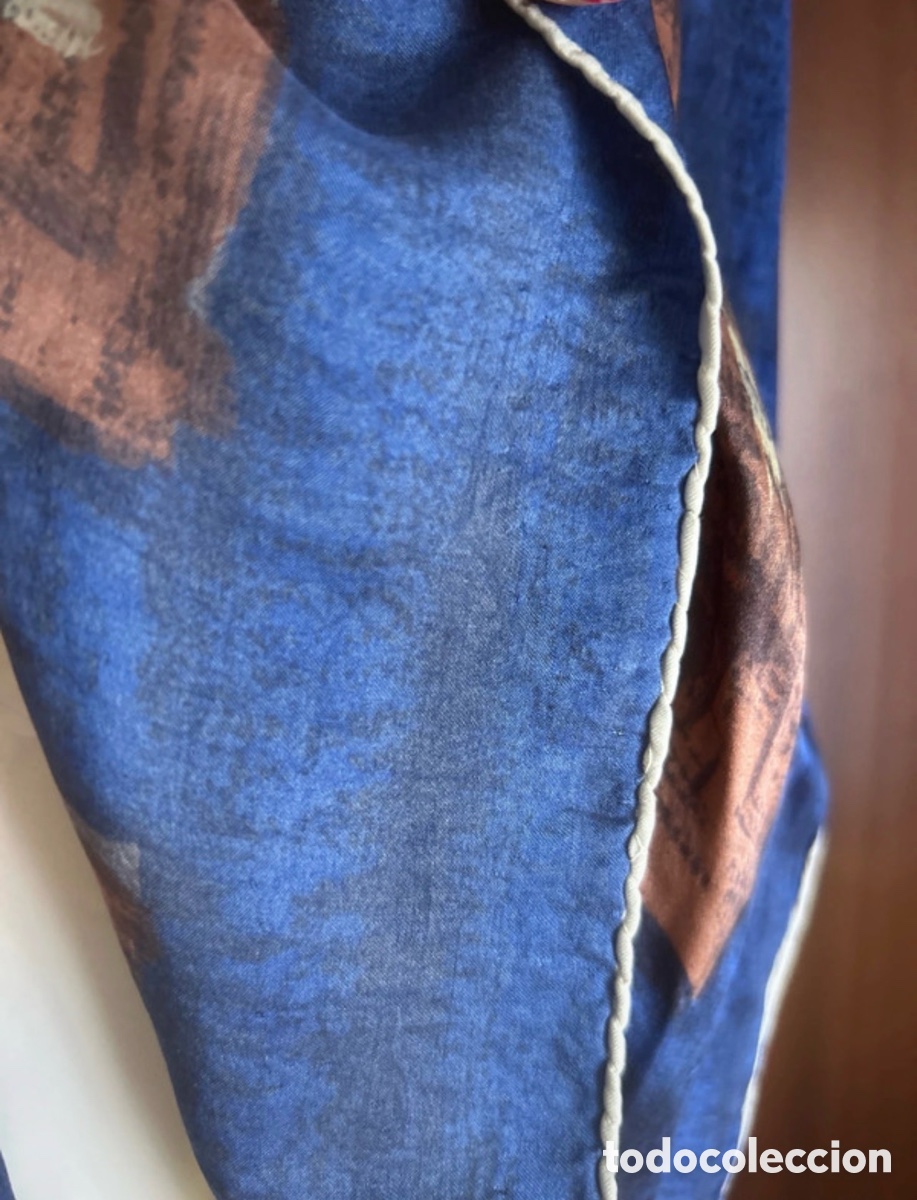 Antig&uuml;edades: Antiguo pa&ntilde;uelo de seda azul con estampados marrones 76 cms - Foto 4