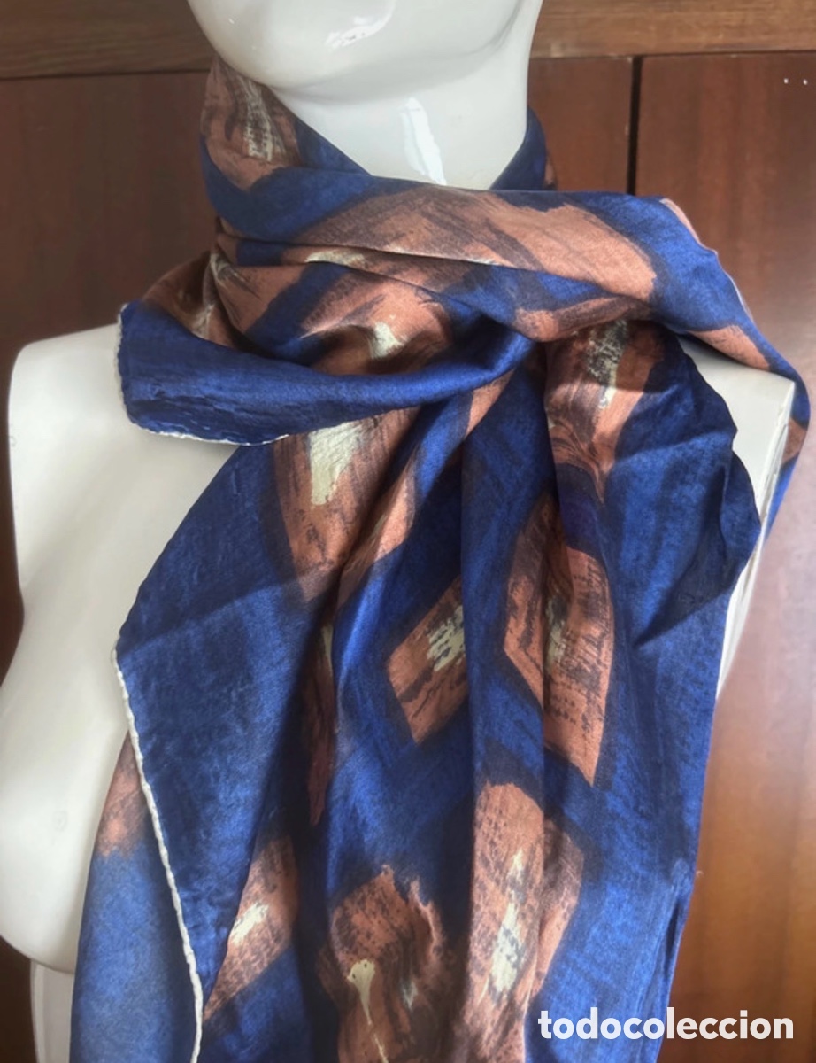 Antig&uuml;edades: Antiguo pa&ntilde;uelo de seda azul con estampados marrones 76 cms