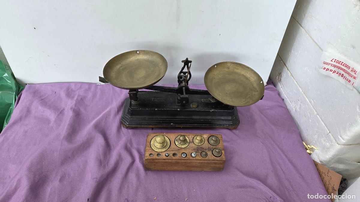 Antig&uuml;edades: balanza antigua de 2 kilos con pesas