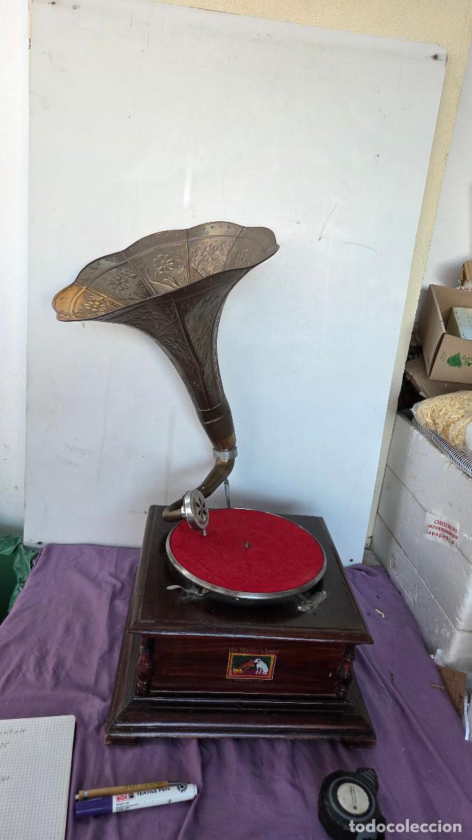 Antig&uuml;edades: gramola de madera la voz de su amo