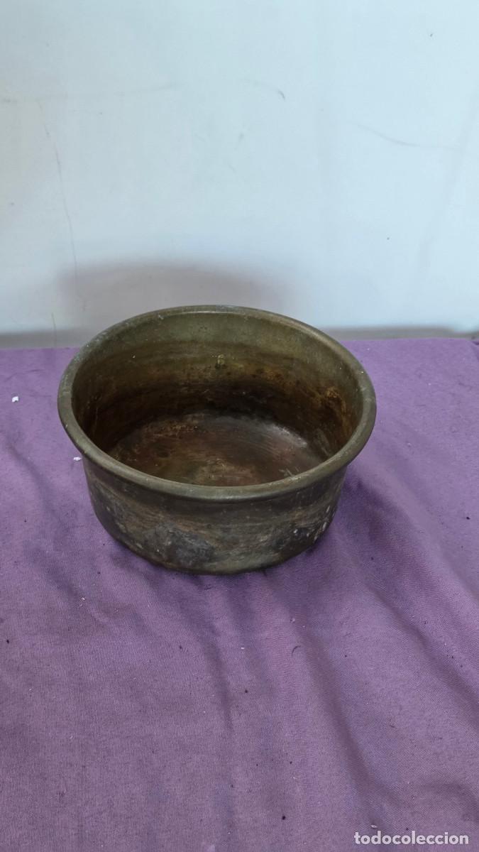 Antig&uuml;edades: cazuela de metal antigua