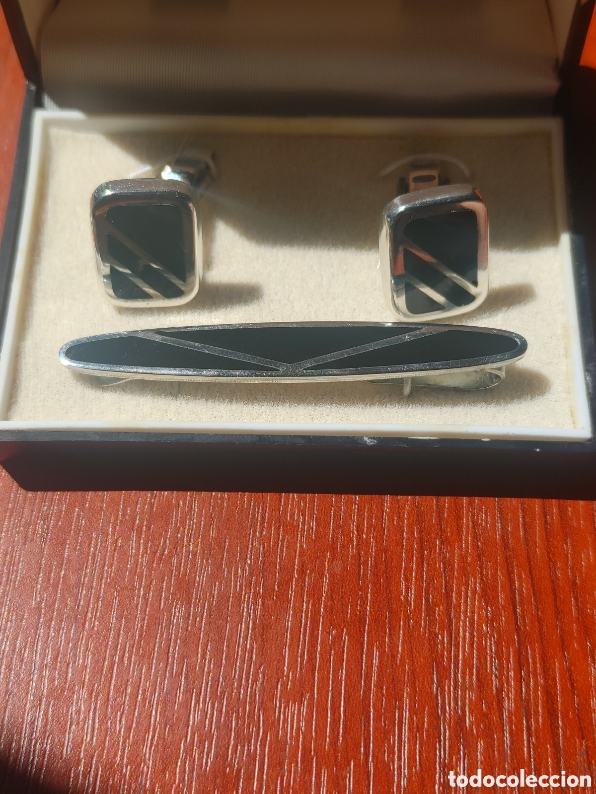 Antig&uuml;edades: Gemelos y pasador de corbata en plata punzonada y esmalte.