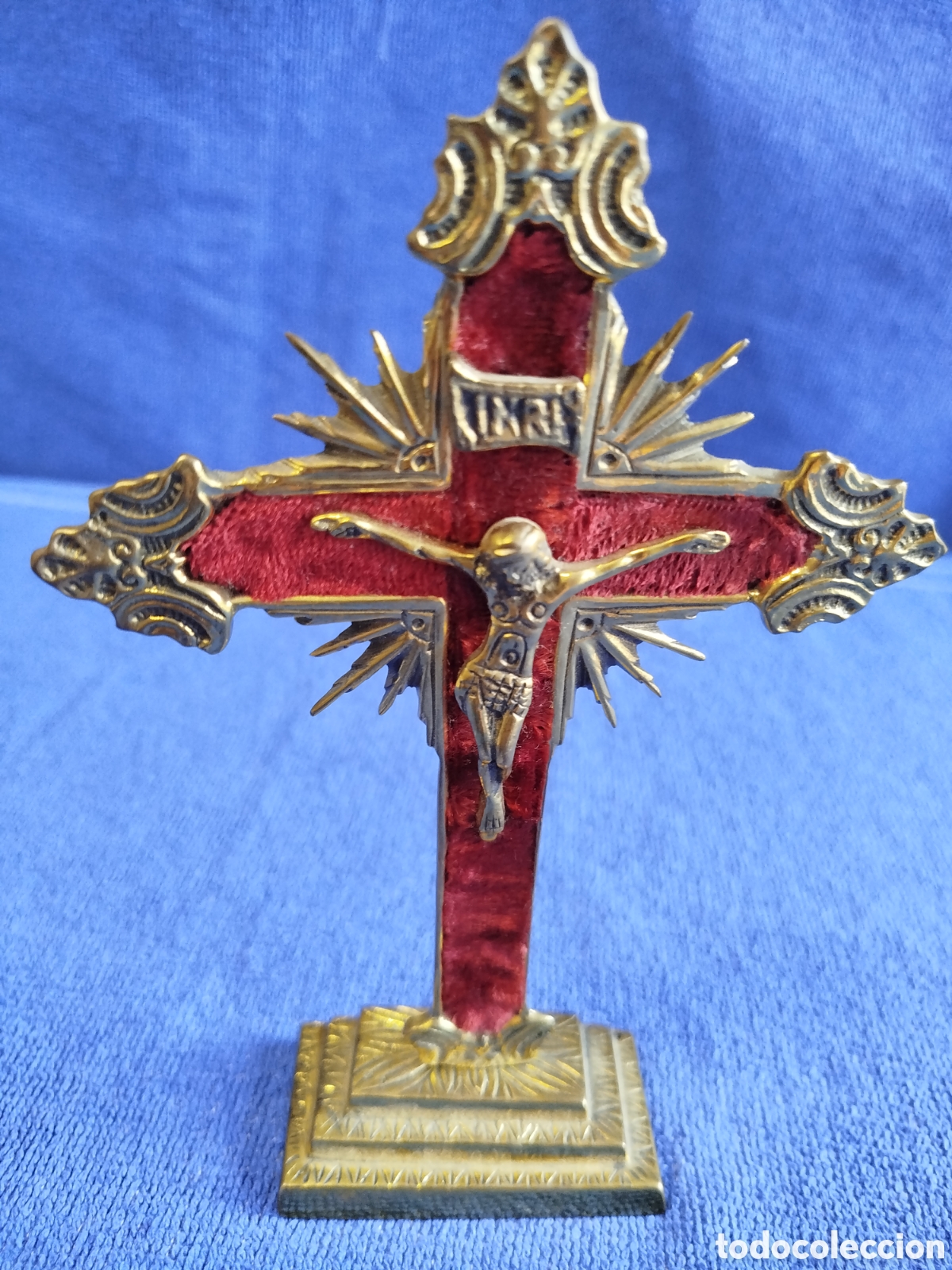 Antig&uuml;edades: Antiguo crucifijo de sobremesa o altar de bronce y terciopelo.