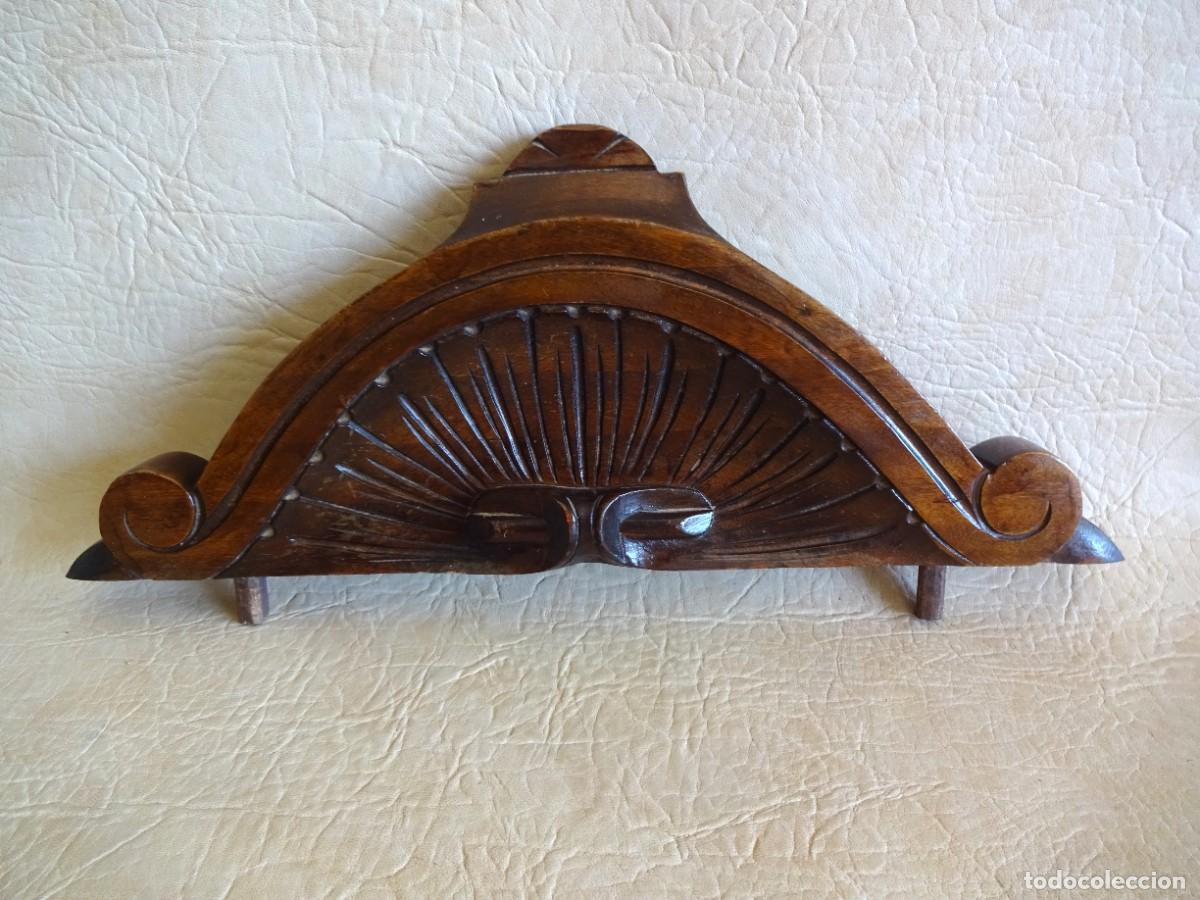 Antig&uuml;edades: antiguo copete de madera de cama o mueble tallado a mano
