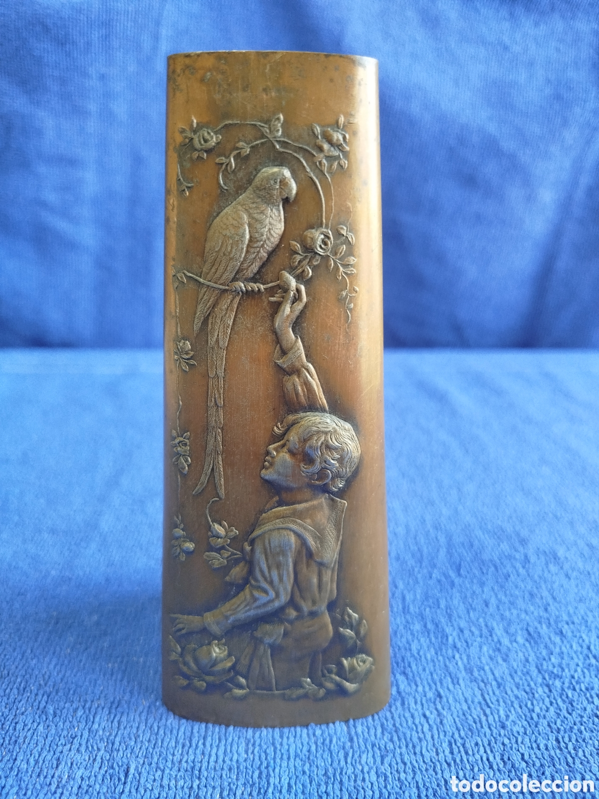 Antig&uuml;edades: Antiguo jarr&oacute;n Jugendstil de 1908, en cobre repujado de ni&ntilde;o con loro
