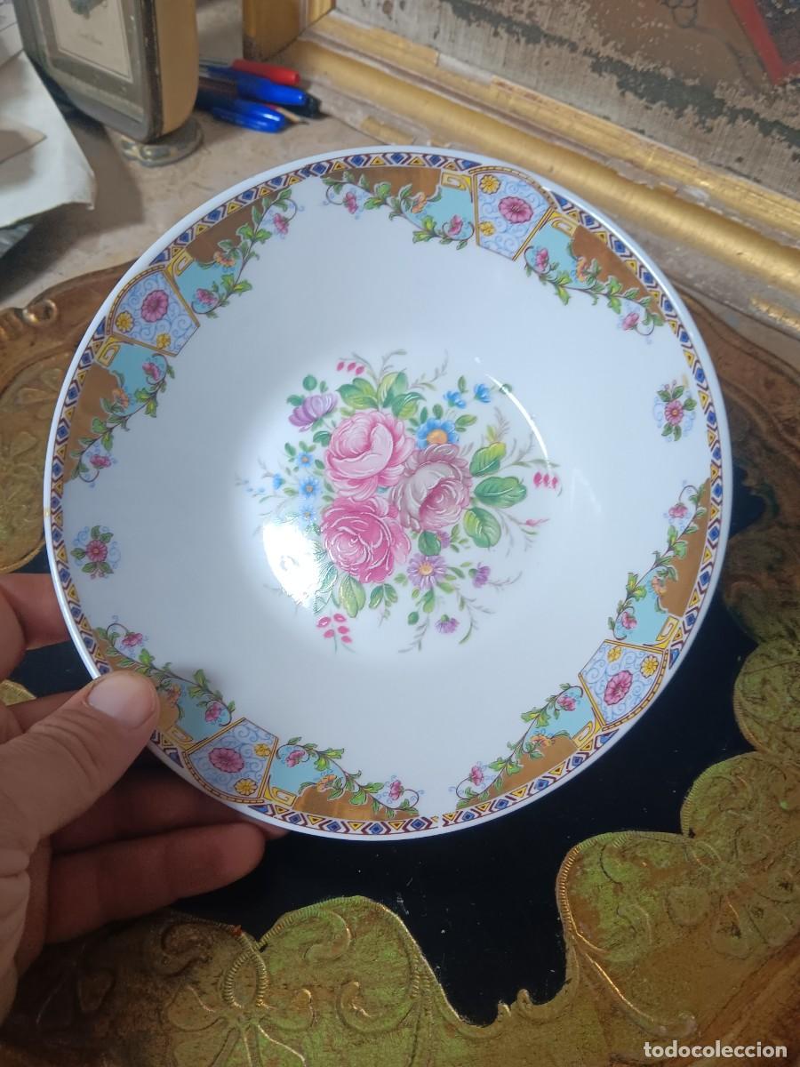 Antiques: cuenco de porcelana vintage estilo Limoges o de fabricaci&oacute;n europea cl&aacute;sica, decorado con un ramo ce