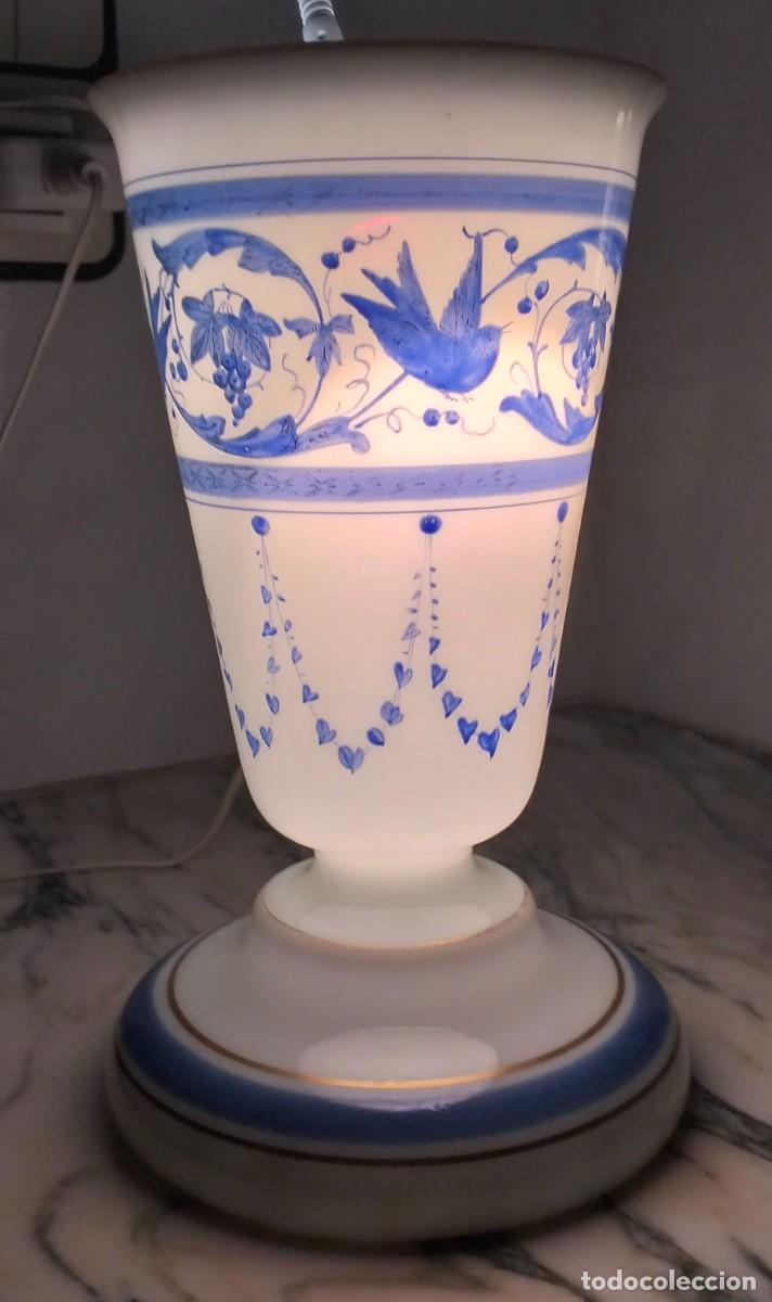 Antig&uuml;edades: COPA OPALINA. DIBUJOS EN AZUL CON RIBETES DORADOS.
