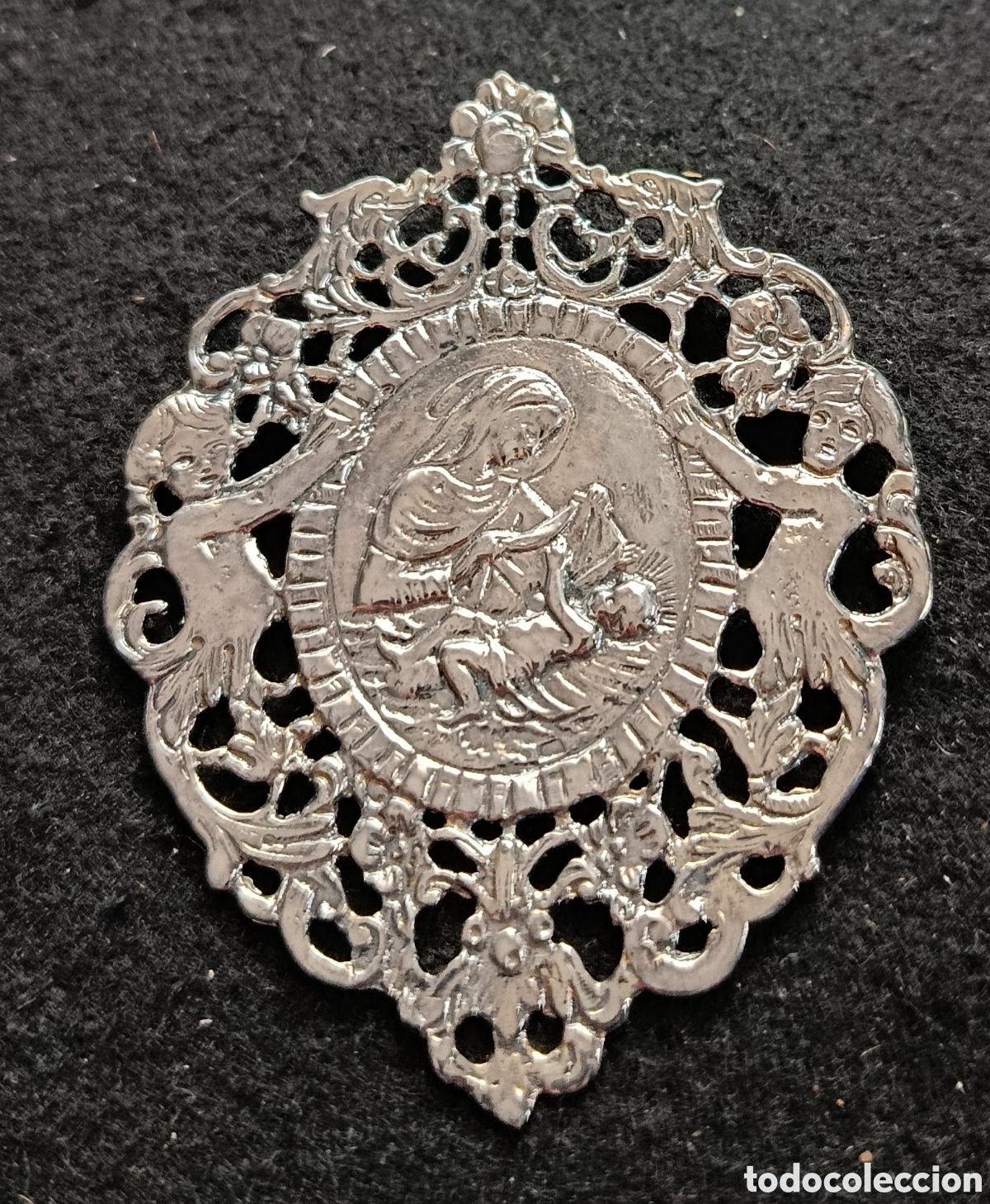 Antig&uuml;edades: Precioso medallon medalla de cuna con imagen de la virgen y ni&ntilde;o ba&ntilde;o de plata