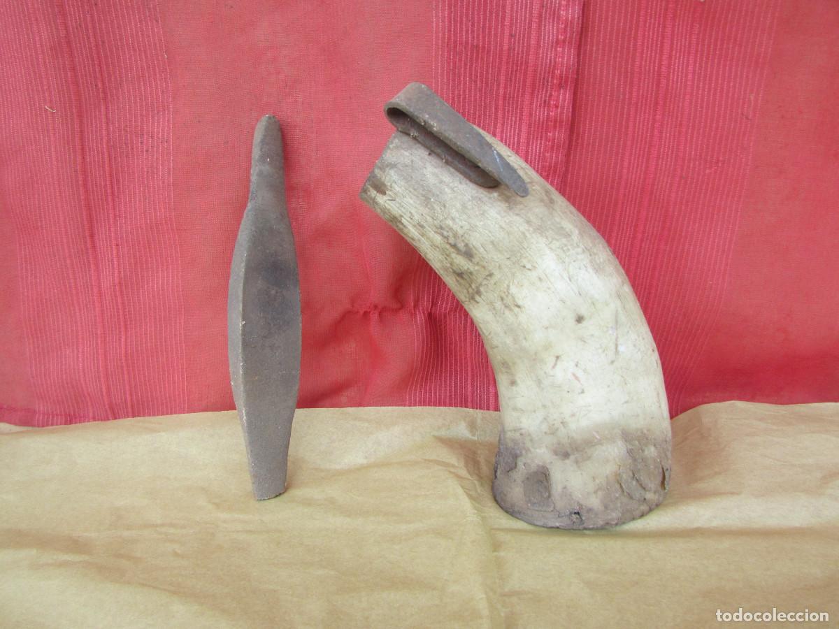 Antig&uuml;edades: Cuerno de vaca con piedra dentro para afilar hoces. Pieza antigua. Coleccionismo r&uacute;stico