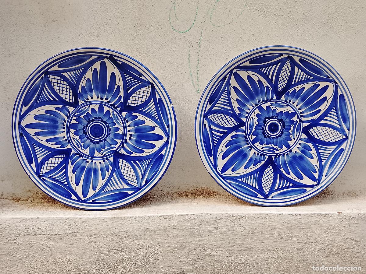 Antiguidades: 31.5 cm pareja de antiguos platos grandes pintados a mano.