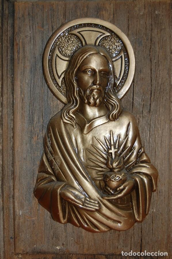 Antig&uuml;edades: PLACA METALICA DEL SAGRADO CORAZON DE JESUS SOBRE TABLILLA ANTIGUA O CUARTERON DE PUERTA