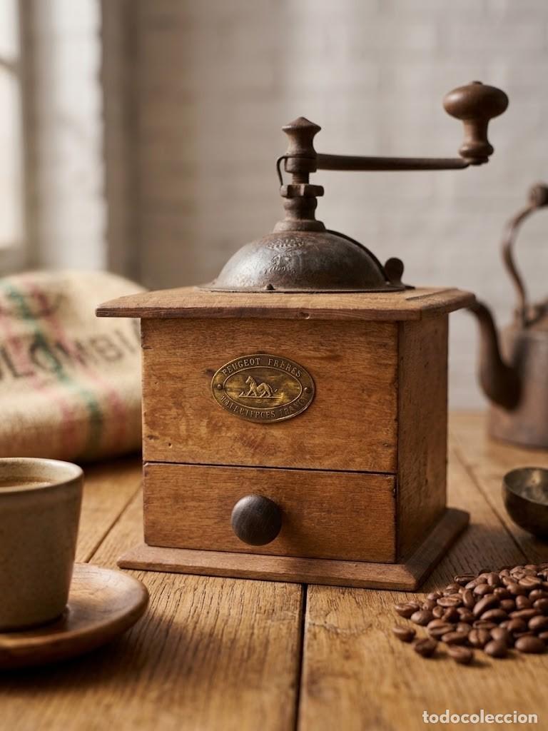 Antig&uuml;edades: Antiguo molinillo de caf&eacute; Peugeot Fr&egrave;res, original franc&eacute;s de los a&ntilde;os 1920‑30. Fabricado en madera