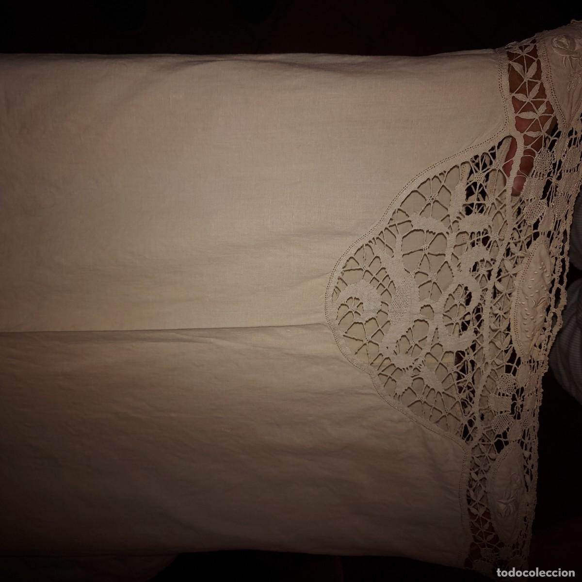 Antig&uuml;edades: ALMOHADA CON PUNTILLA DE BOLILLO BORDADO