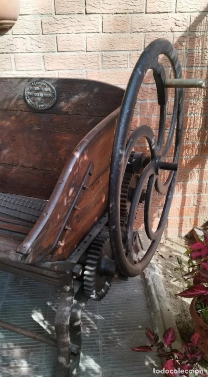 Antig&uuml;edades: Antigua despalilladora-estrujadora de uva &ldquo;La Universal&rdquo; &ndash; Sistema Sabater &ndash; Vilafranca del Pened&egrave;s