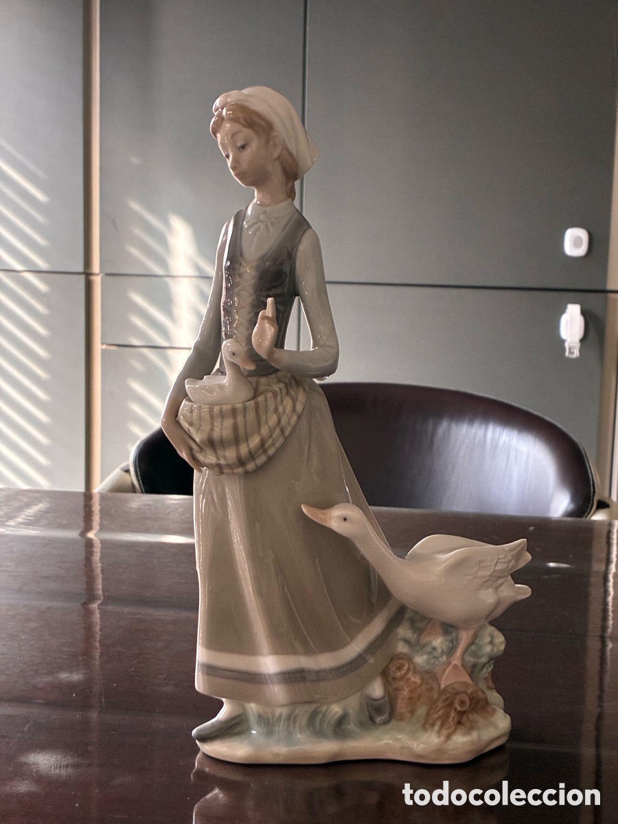 Antig&uuml;edades: Figura Lladro - joven con gansos