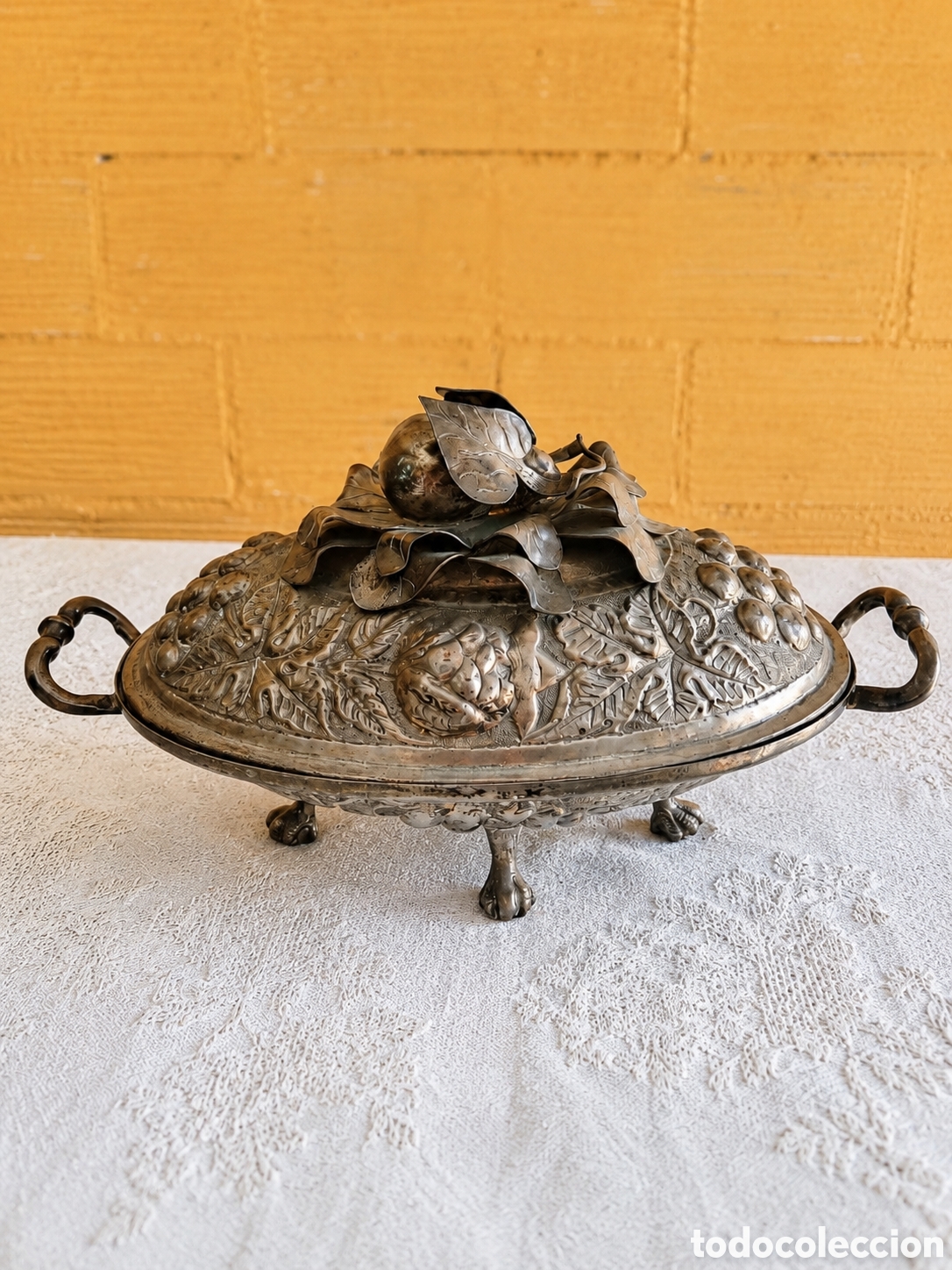 Antig&uuml;edades: GRAN SOPERA ANTIGUA / CENTRO DE MESA DE METAL REPUJADO &ndash; UVAS Y FRUTOS &ndash; PATAS DE GARRA &ndash; 44 CM