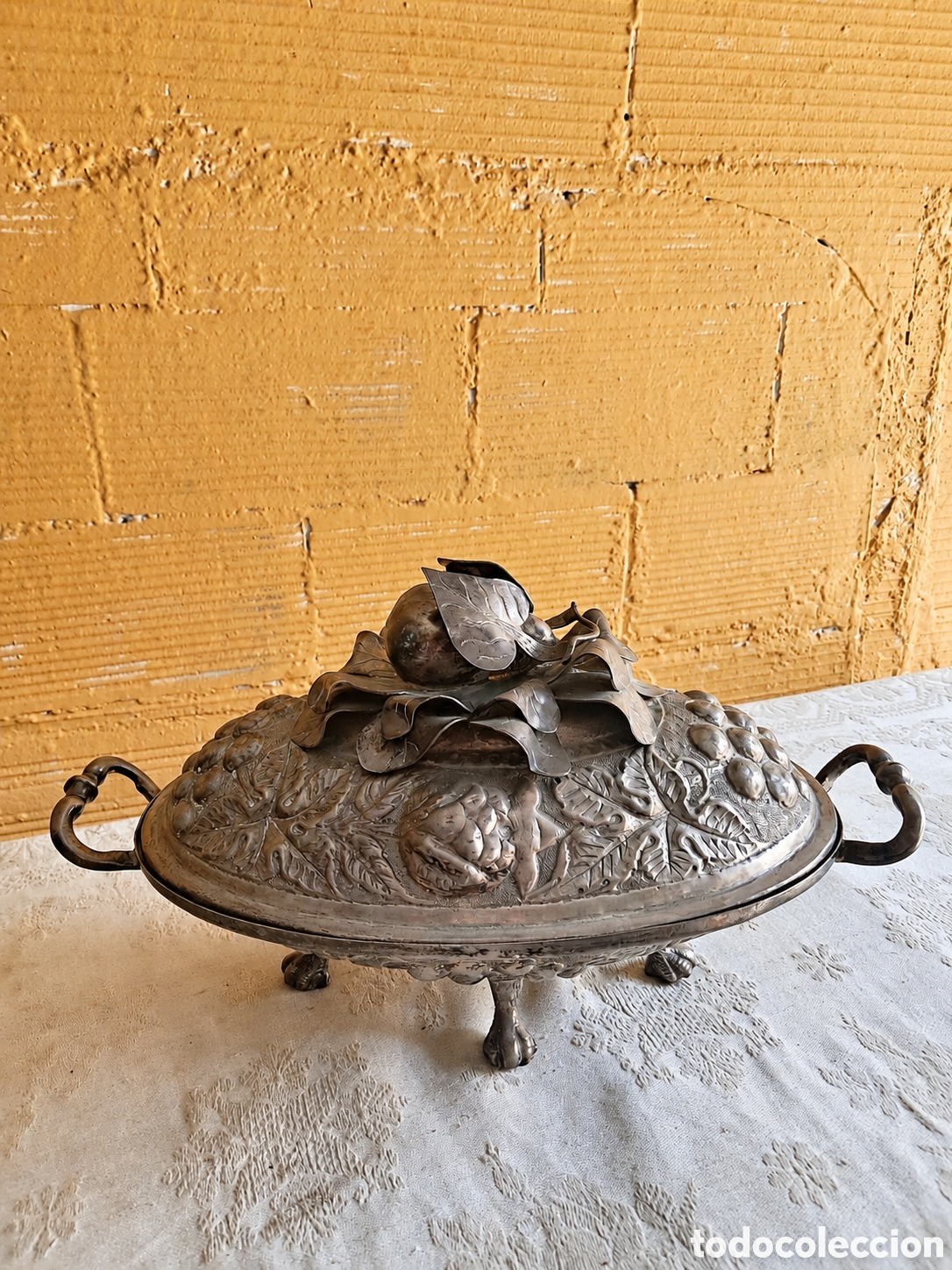 Antig&uuml;edades: GRAN SOPERA ANTIGUA / CENTRO DE MESA DE METAL REPUJADO &ndash; UVAS Y FRUTOS &ndash; PATAS DE GARRA &ndash; 44 CM