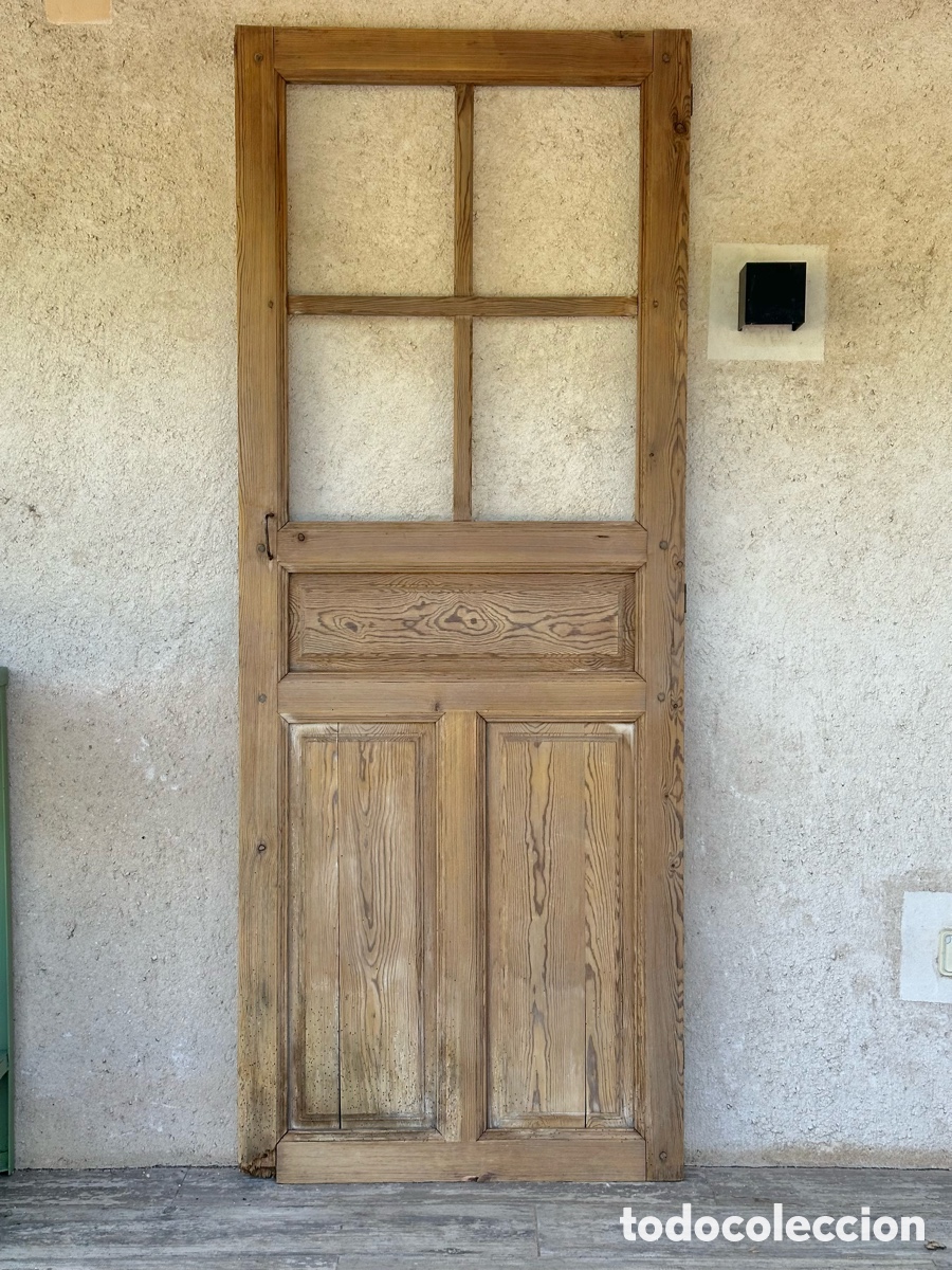 Antig&uuml;edades: Puerta antigua de cuarterones y cristales. Madera de pino, primera mitad s.XX.