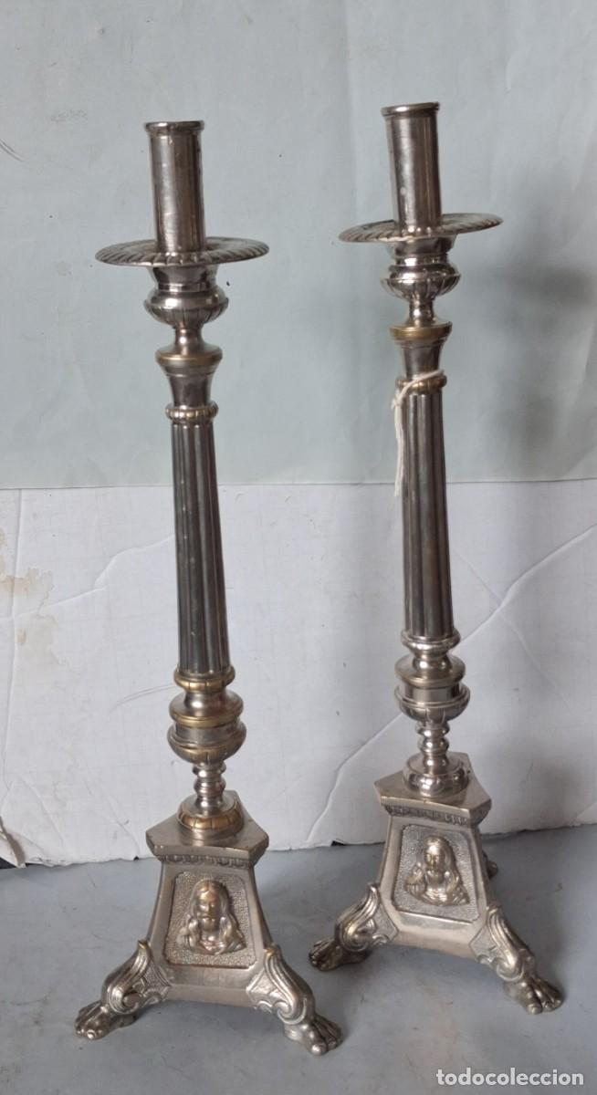Antiquit&eacute;s: Pareja de antiguos candeleros de metal plateado