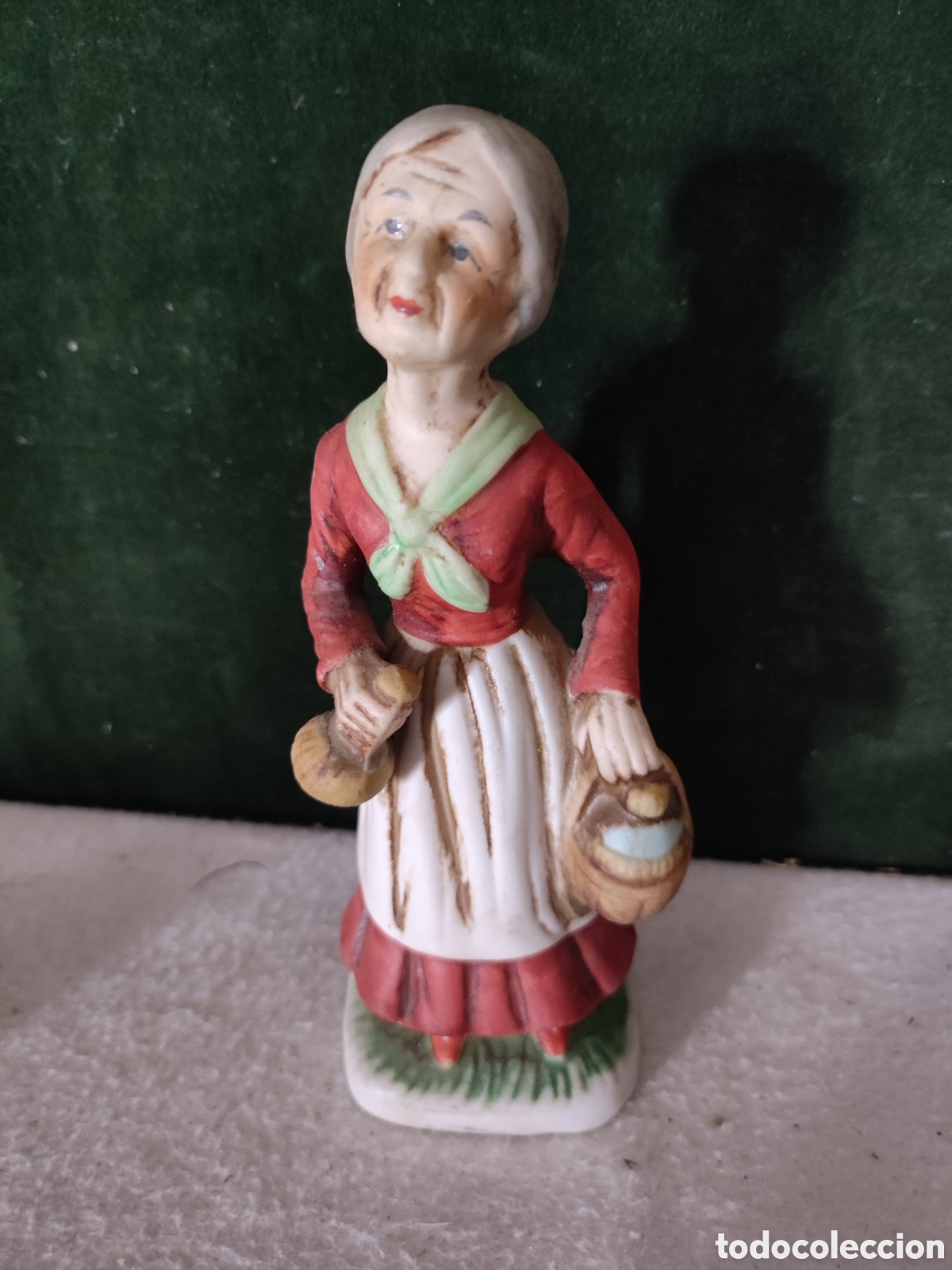Antiques: Figura de biscuit mujer mayor