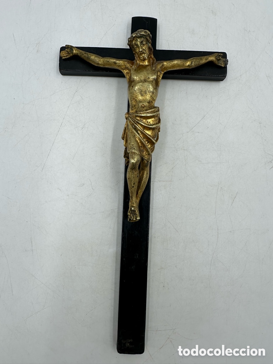 Antig&uuml;edades: Antiguo Crucifijo- Cristo de metal dorado en Cruz de madera