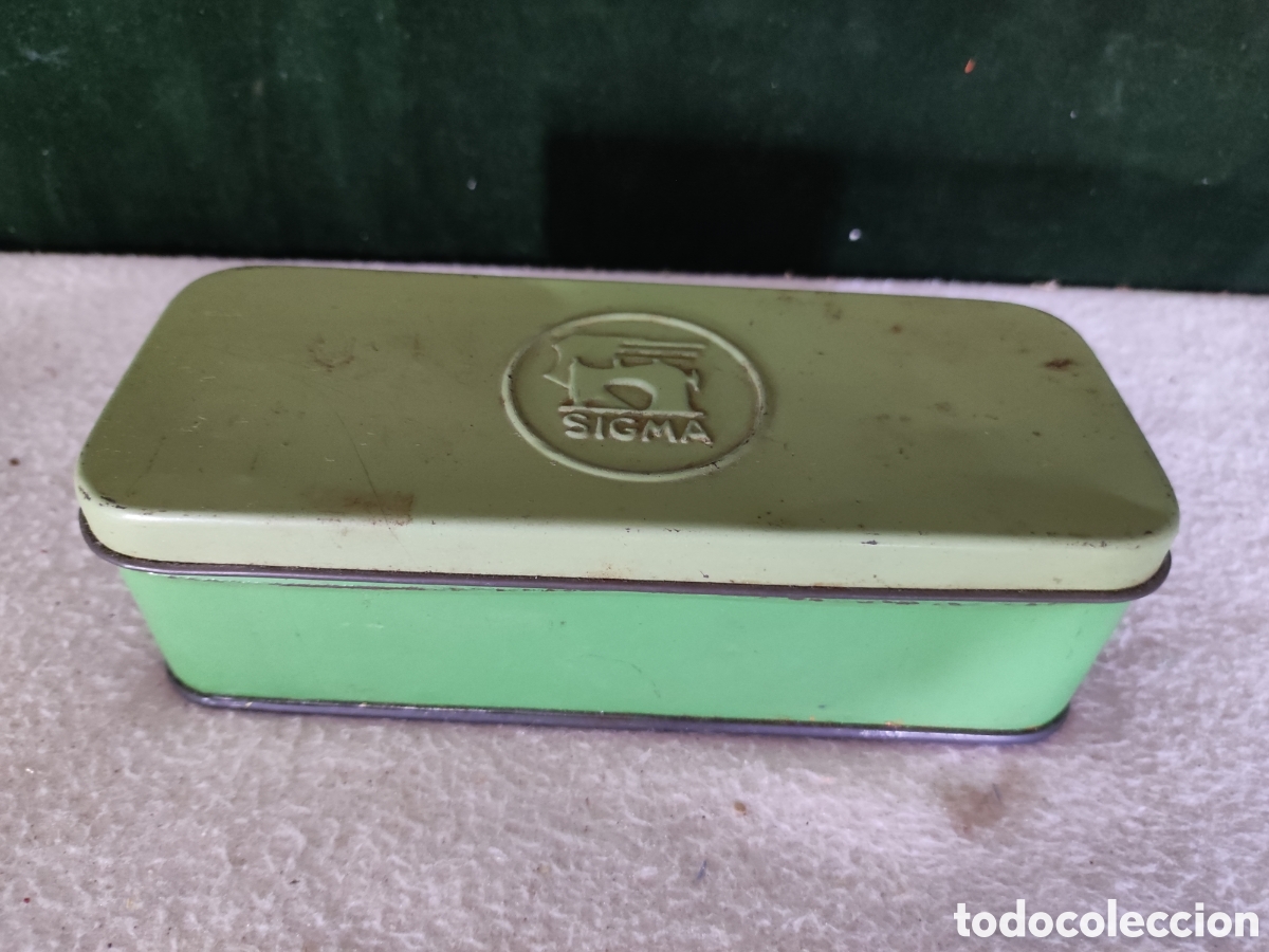 Antig&uuml;edades: Caja de chapa para m&aacute;quina de coser sigma