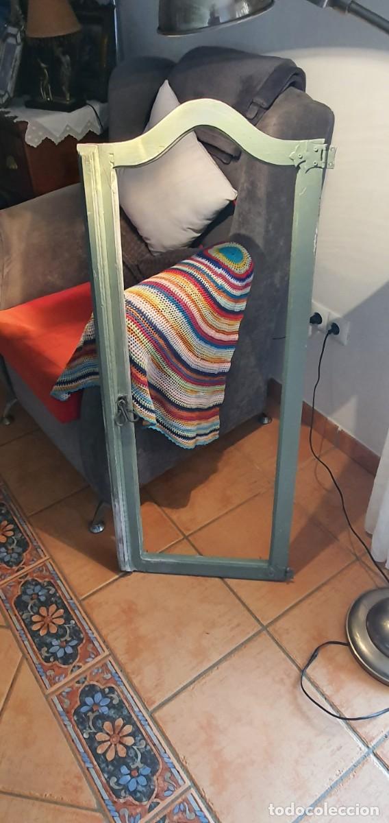 Antig&uuml;edades: Precioso marco de madera de ventana antigua con un acabado en verde de estilo r&uacute;stico y vintage. Con