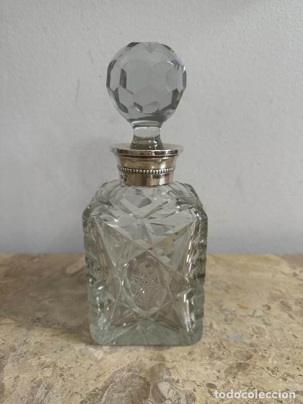Antig&uuml;edades: LICORERA EN CRISTAL TALLADO CON ARO DE PLATA PUNZONADA