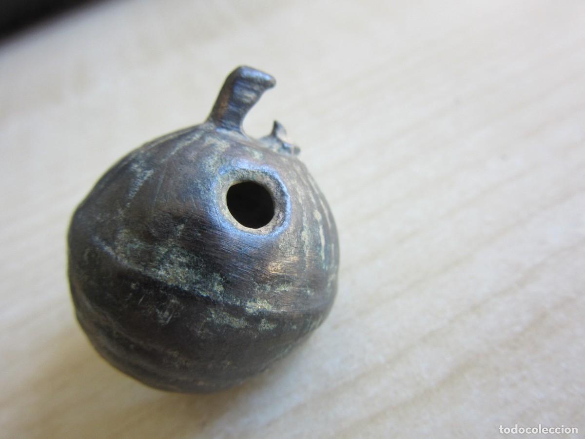 Antig&uuml;edades: Cascabel de bronce decorado y con letras F L Posible S XVII-XVIII Di&aacute;metro 2,5