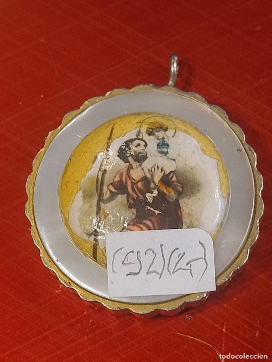 Antig&uuml;edades: Medalla en pl&aacute;stico o similar. La Virgen de los Desamparados y San Cristobal 3 cm de di&aacute;metro