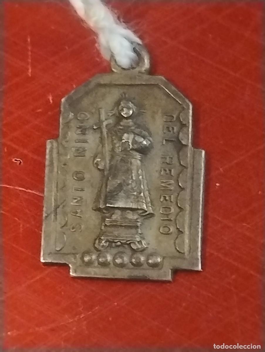Antig&uuml;edades: Antigua medalla religiosa Santo Ni&ntilde;o del Remedio. Caso 2 cm por 1 cm