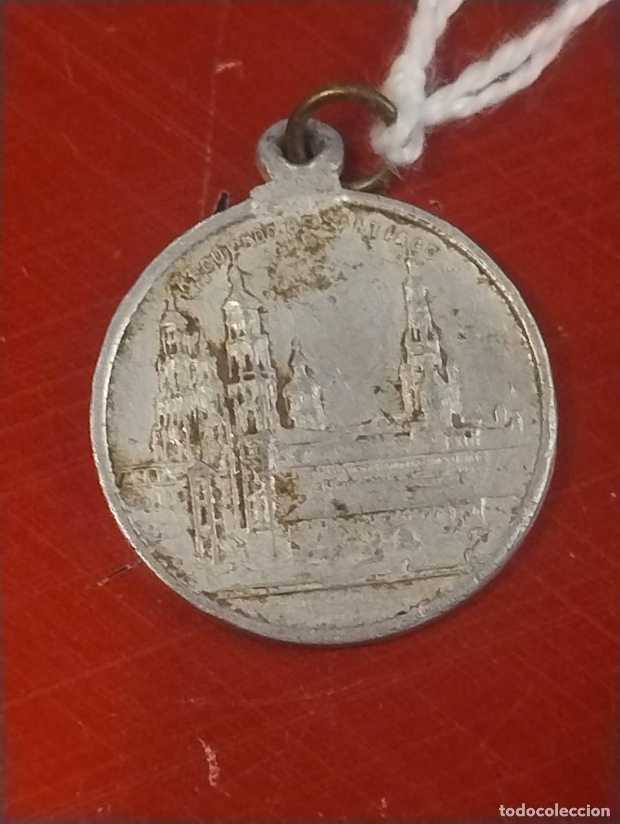 Antig&uuml;edades: Antigua medalla religiosa aluminio o similar. Santiago de Compostela. 2 cm de di&aacute;metro