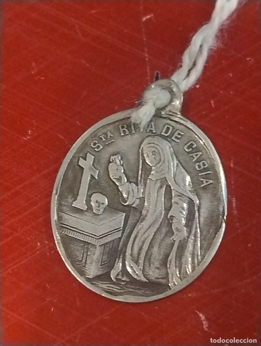 Antig&uuml;edades: Antigua medalla religiosa Santa Rita de Casia y San Luis Gonzaga. Casi 2 cm por 2 cm.