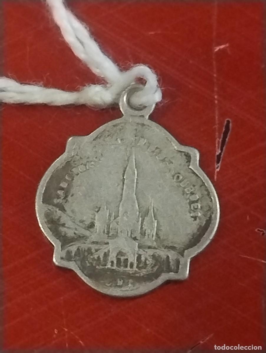 Antig&uuml;edades: Antigua medalla religiosa Nuestra Se&ntilde;ora de Lourdes. 1,50 x 1,50 cm