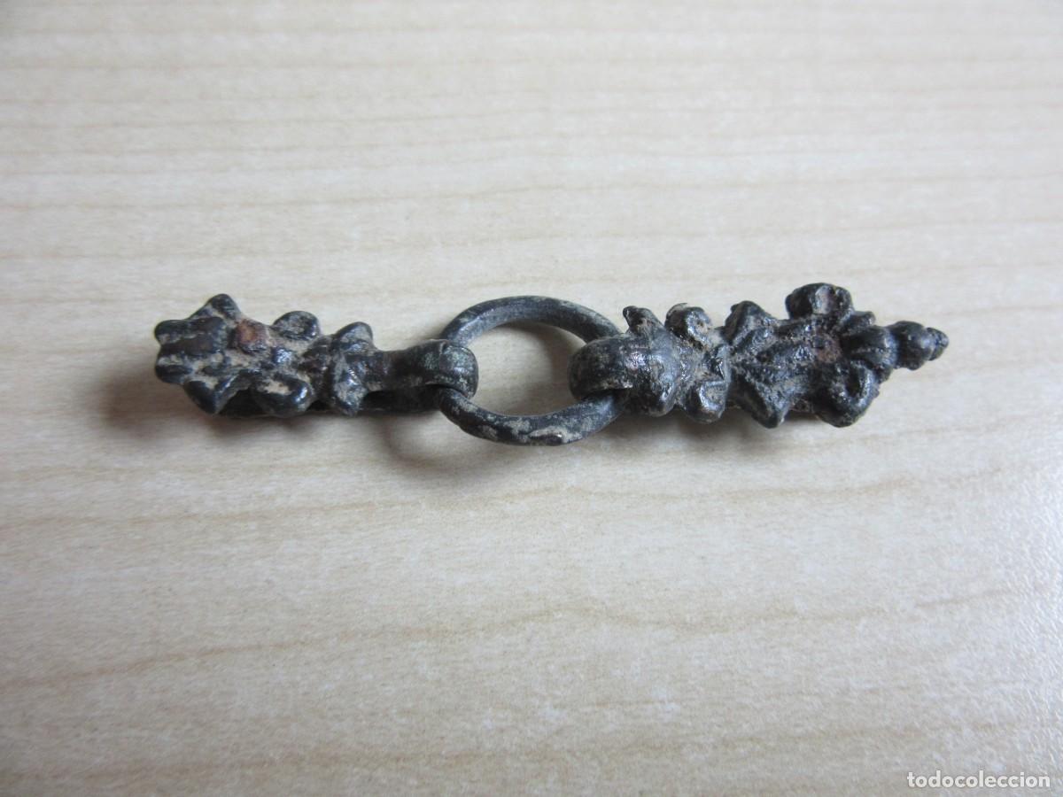 Antig&uuml;edades: Doble enganche de correaje medieval en bronce decorado Longitud abierto 6,2 cm