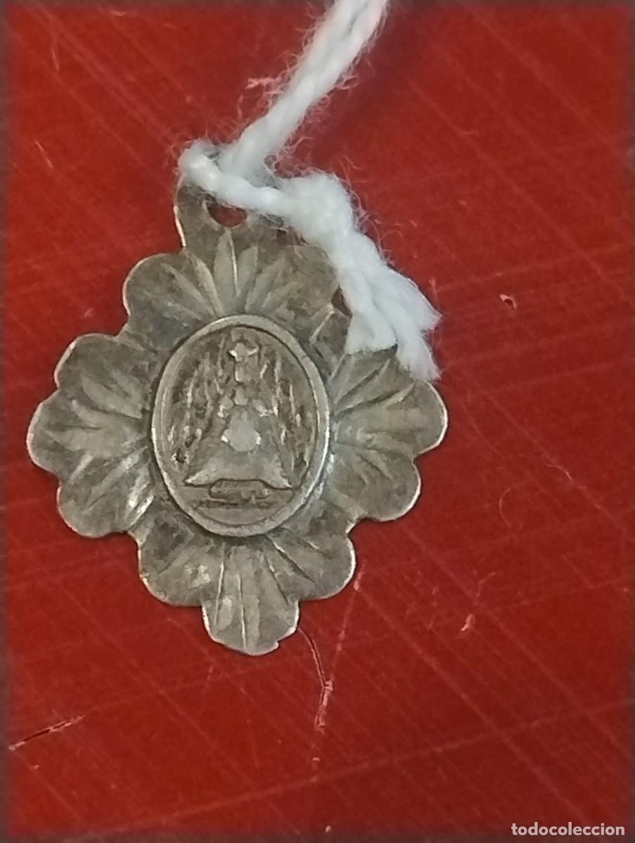 Antig&uuml;edades: Antigua medalla religiosa Nuestra Se&ntilde;ora de Montserrat 1,50 x 1,50 cm