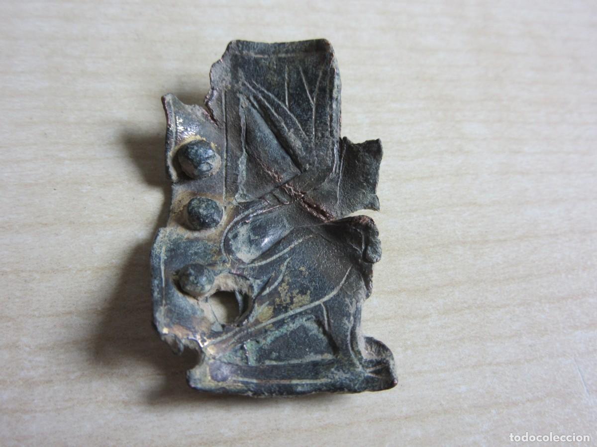 Antig&uuml;edades: Placa de bronce medieval con parte trasera y cola de Le&oacute;n Medidas 3,9 x 2 cm Conserva parte dorado