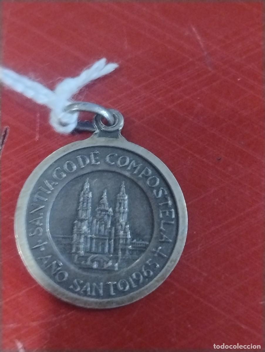 Antig&uuml;edades: Antigua medalla religiosa Santiago de Compostela A&ntilde;o santo de 1965. Di&aacute;metro 2 cm