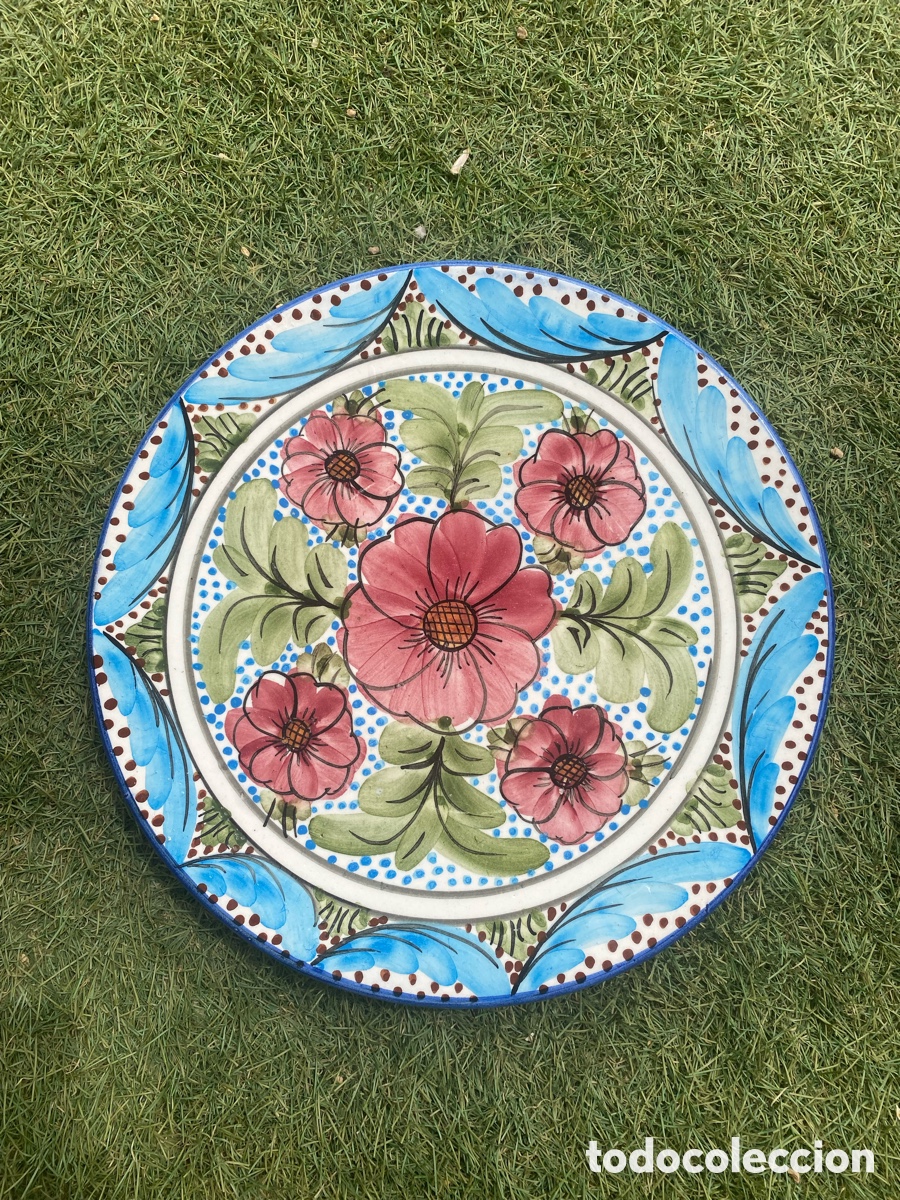 Antig&uuml;edades: Plato grande de cer&aacute;mica artesanal pintado a mano &ndash; Flores rosas y borde azul