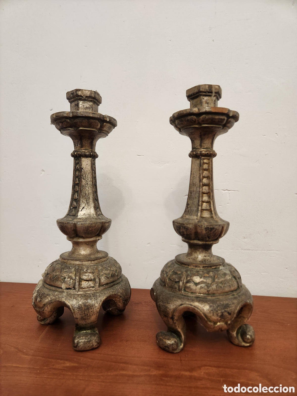 Antig&uuml;edades: Pareja candeleros madera plateada