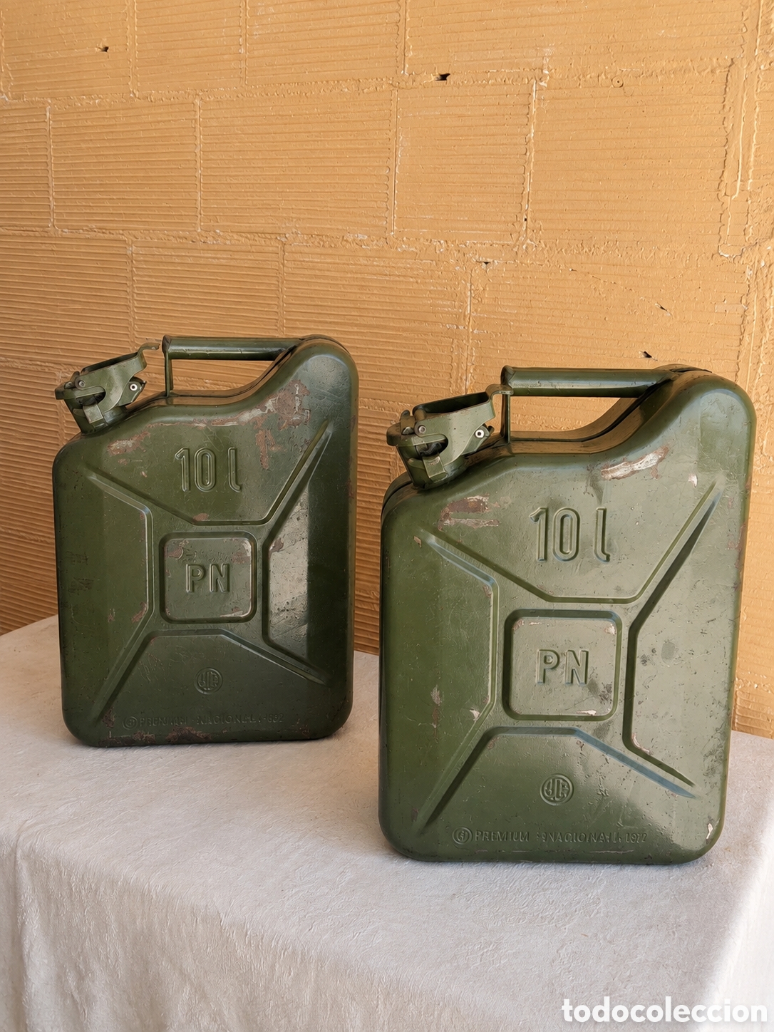 Antig&uuml;edades: PAREJA DE BIDONES MILITARES MET&Aacute;LICOS JERRYCAN 10 L &ndash; PN &ndash; A&Ntilde;O 1996