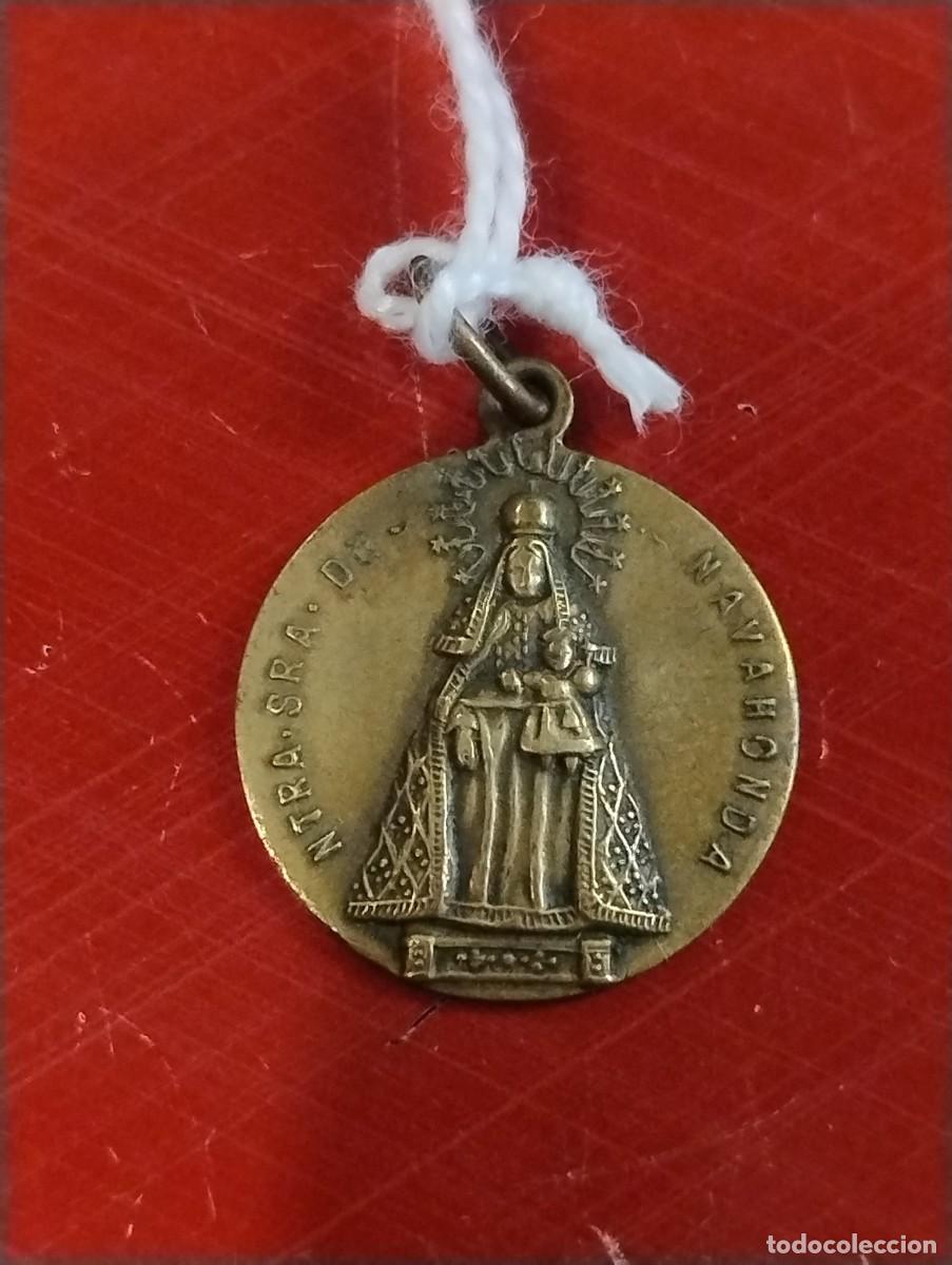 Antig&uuml;edades: Antigua medalla religiosa Virgen de Navahonda Robledo Chavela. Casi 2 cm de di&aacute;metro.