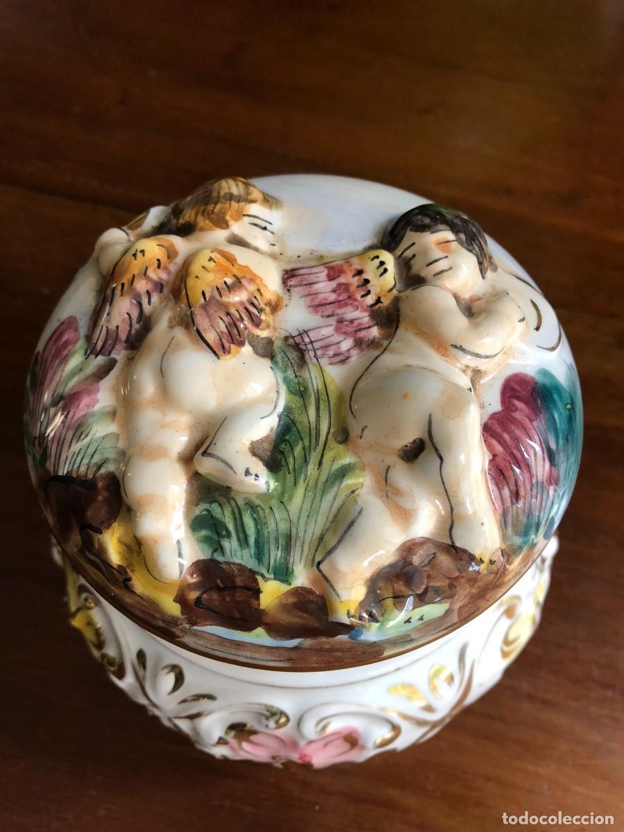 Antig&uuml;edades: Joyero antiguo Capodimonte &aacute;ngeles querubines