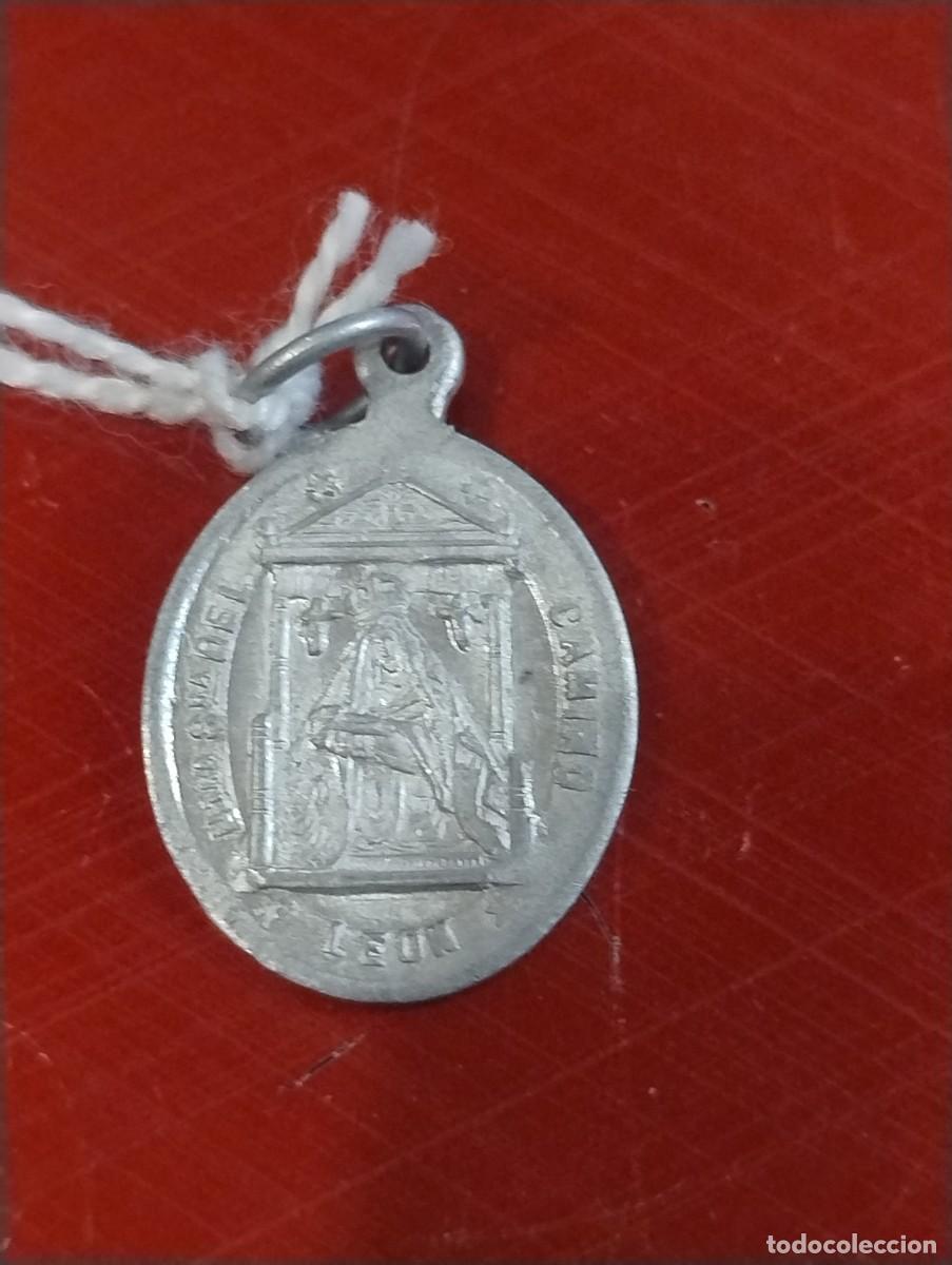 Antig&uuml;edades: Antigua medalla religiosa en aluminio o similar. Nuestra Se&ntilde;ora del Camino y Sagrado Coraz&oacute;n. 2 x 1,