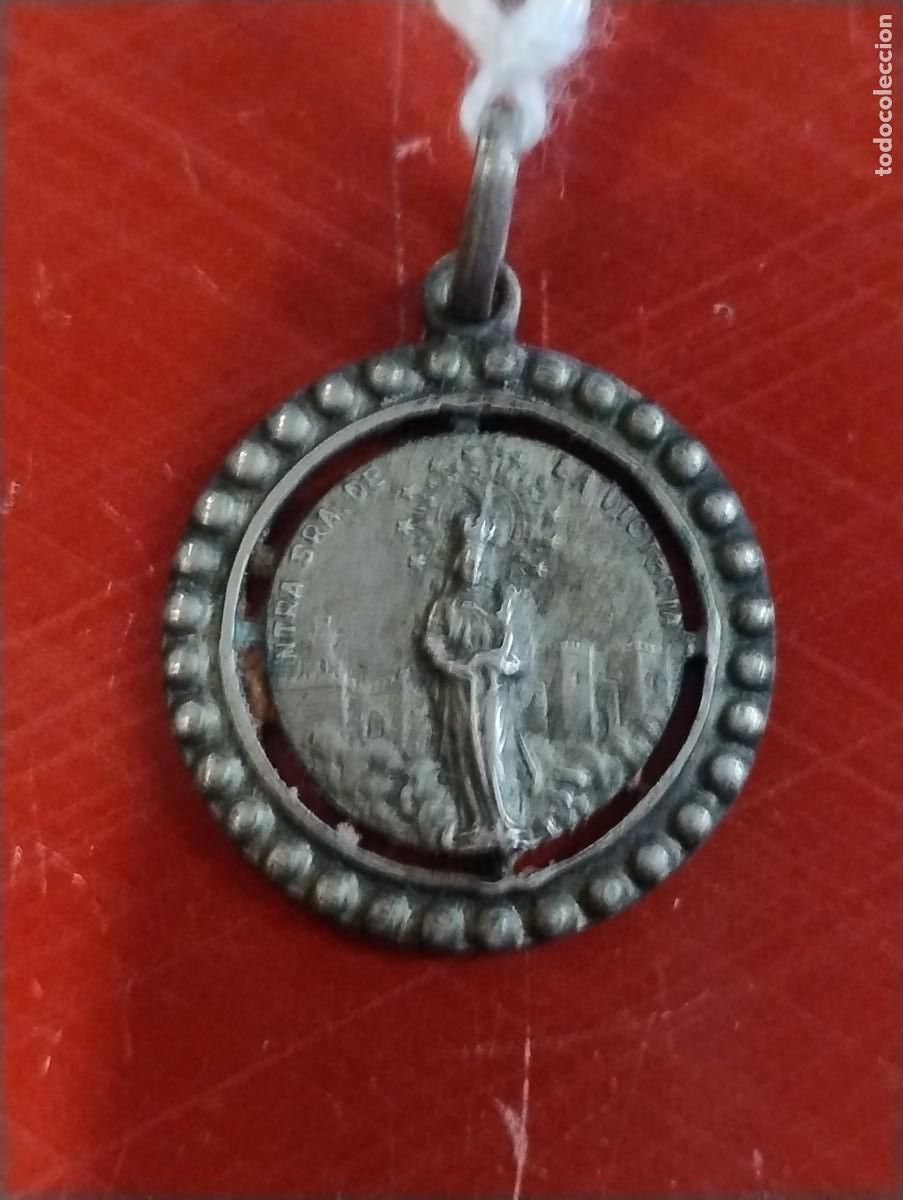Antig&uuml;edades: Antigua medalla religiosa Nuestra Se&ntilde;ora de la Victoria. Unos 2 cm de di&aacute;metro.
