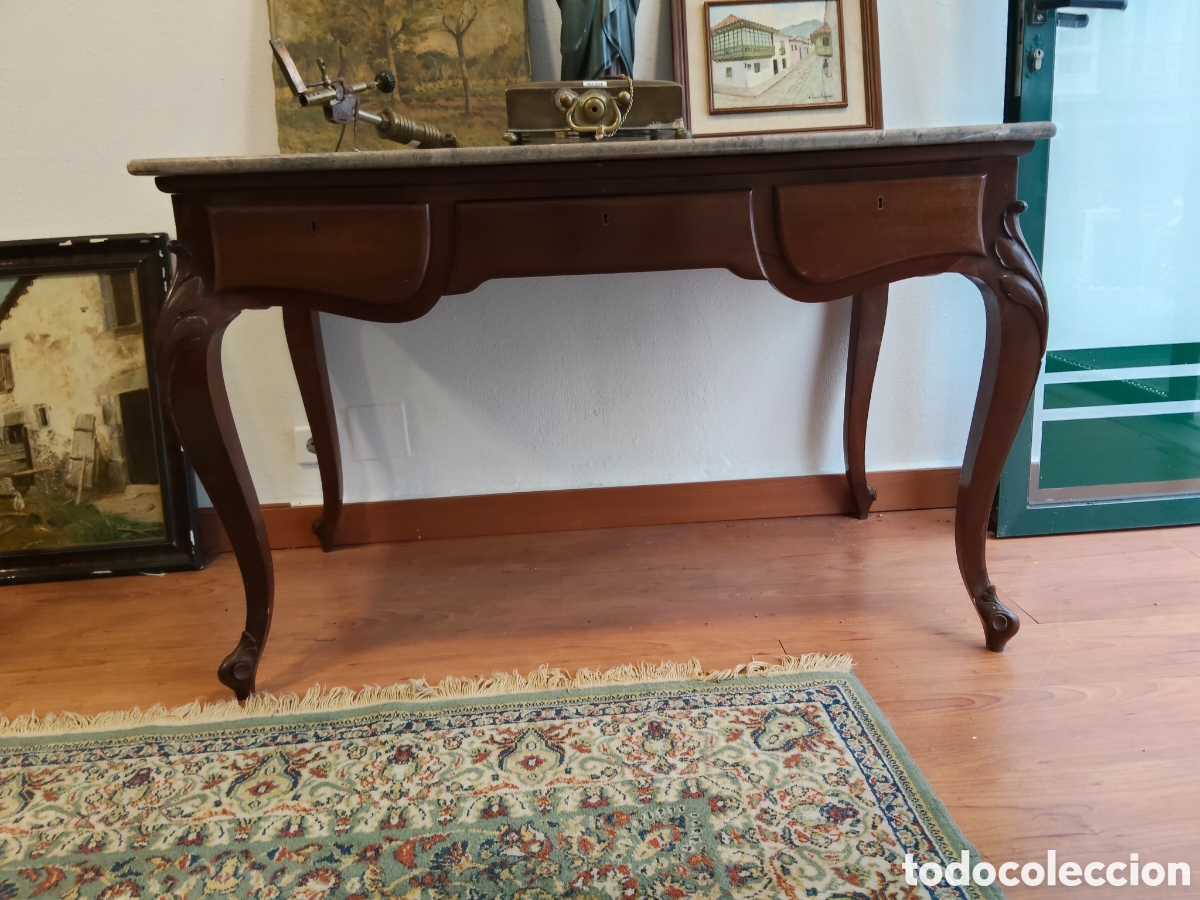 Antig&uuml;edades: elegante mesa consola antigua de madera con un fino tablero de m&aacute;rmol y distintivas patas curvadas