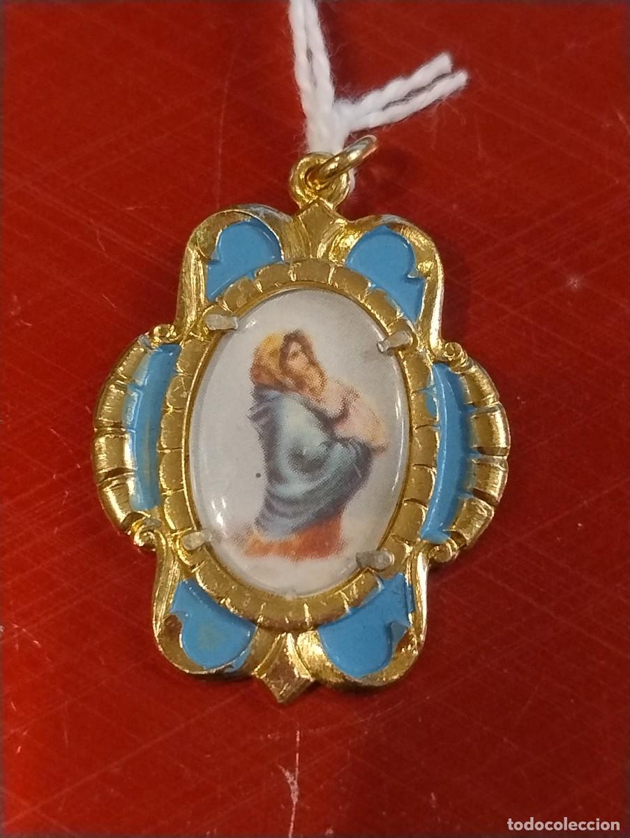 Antig&uuml;edades: Medalla religiosa Virgen con ni&ntilde;o. Pl&aacute;stico o similar. 3 x 2,50 cm