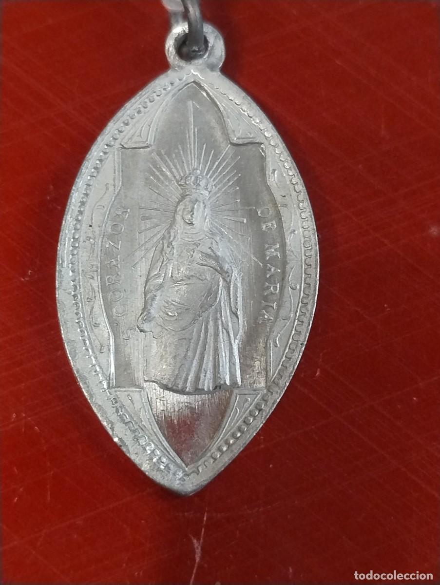 Antig&uuml;edades: Medalla religiosa aluminio o similar. Sagrado Coraz&oacute;n de Mar&iacute;a. Unos 4 x 2 cm